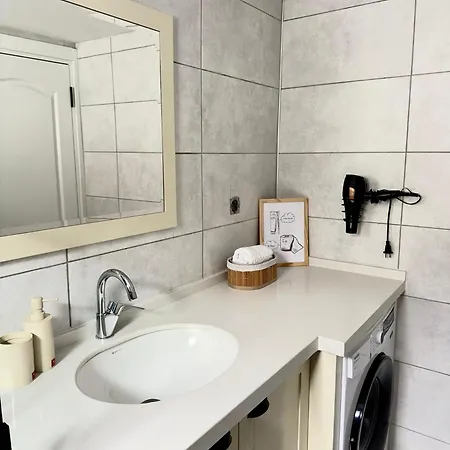 Apartman Holurla House *