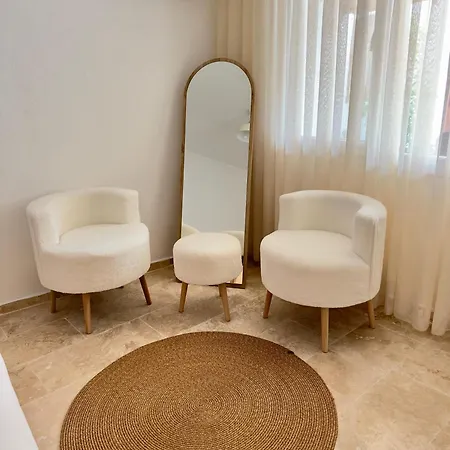Apartman Holurla House